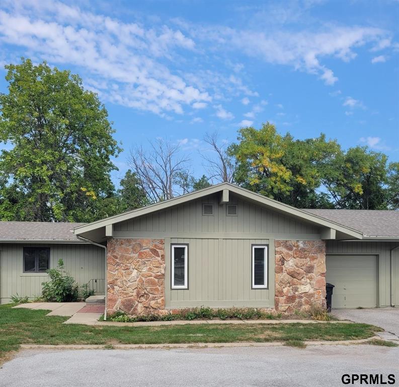 9268 Erskine Plaza